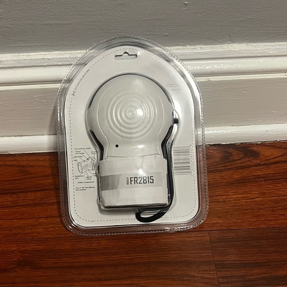 GPX White Portable AM/FM Flashlight Radio Speaker - Picture 2 of 5